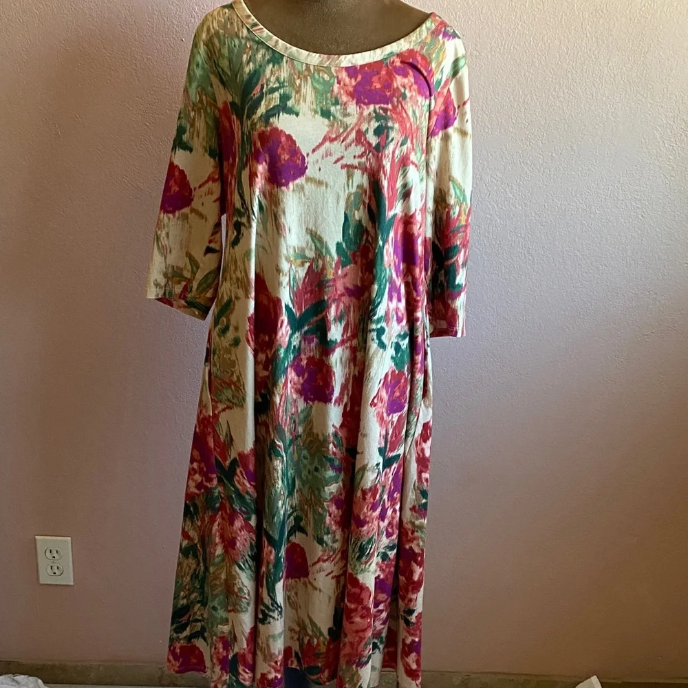 SOFT SURROUNDINGS Floral Print Scoop Neck With 3/4 sleeves And Side Pockets - Picture 2 of 10